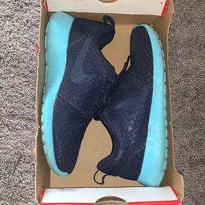Women’s Size 6 Nike Roshe One Sneakers